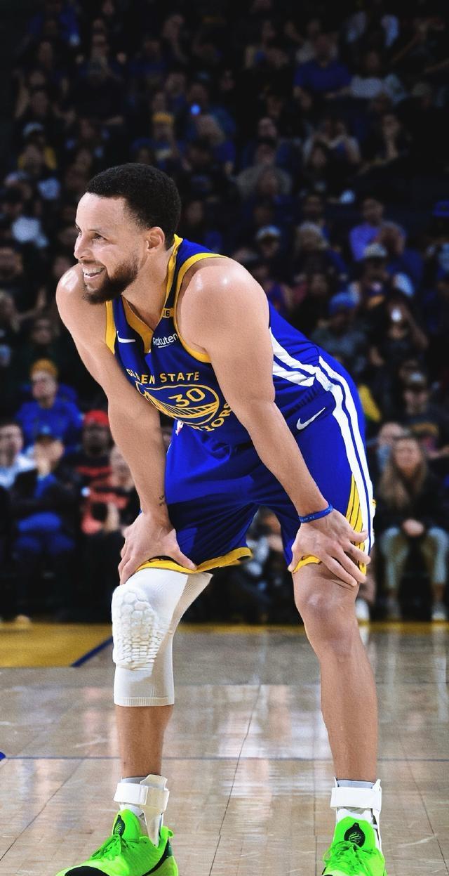 开云体育-关于库里回归赛场，惊险取胜首场状态亮眼，湖人观众沸腾！的信息